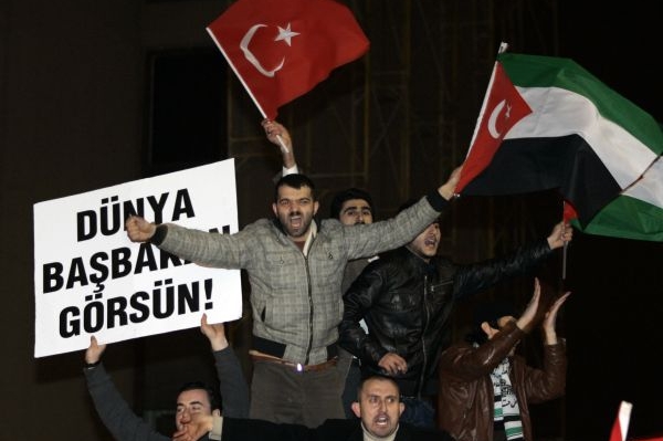 Vítání Erdogana vypadalo jako demonstrace na podporu Hamasu.