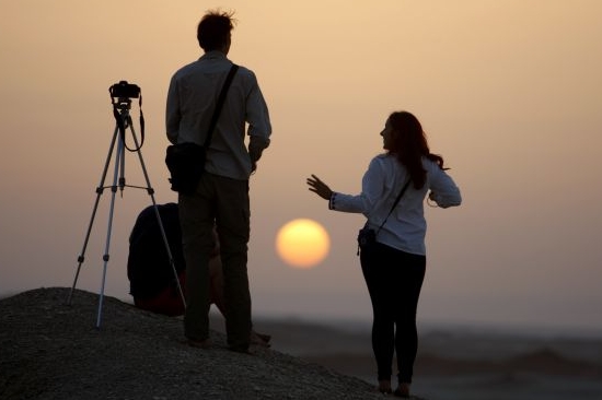 Turisté v poušti jihozápadního Egypta.