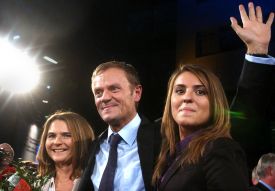 Vítězný Donald Tusk s ženou Malgorzatou (vlevo) a dcerou Katarzynou Vítězný Donald Tusk s ženou Malgorzatou (vlevo) a dcerou Katarzynou