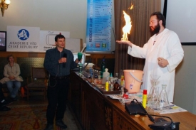 Přednáška Barevná chemie z loňského ročníku festivalu.