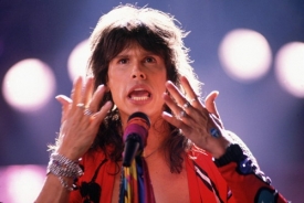 Steven Tyler má problémy s bloggery, kteří se za něj vydávají.