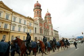 Plzeňská synagoga - právě tudy neonacisté prošli.