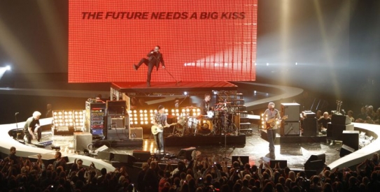 Minulý víkend vystoupili U2 na německých Echo 2009 Music Awards. Minulý víkend vystoupili U2 na německých Echo 2009 Music Awards.