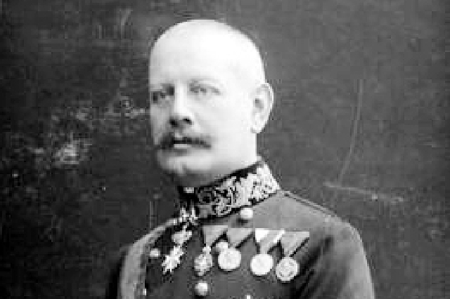 Údajně nahlouplý premiér Richard Bienerth. Údajně nahlouplý premiér Richard Bienerth.