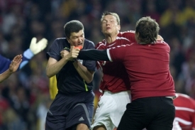 Fanoušek se pokusil inzultovat rozhodčího při vypjatém závěru zápasu Dánsko - Švédsko.