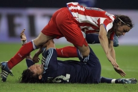 Tomáš Ujfaluši (nahoře) v předkole Ligy mistrů proti Schalke.