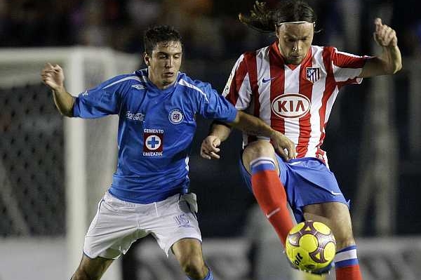Tomáš Ujfaluši v dresu Atlétika Madrid (vpravo).