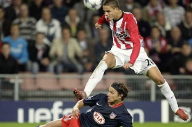 Tomáš Ujfaluši (na zemi) slavil s Atlétikem výhru v Eindhovenu.
