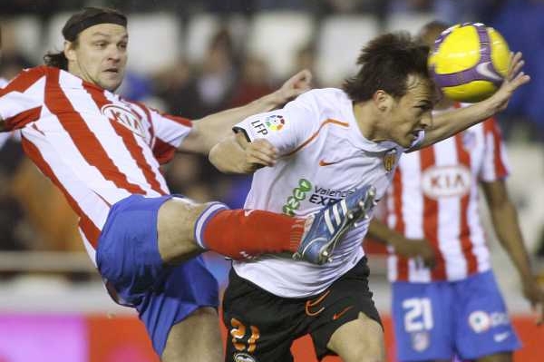 Tomáš Ujfaluši (vlevo), obránce fotbalistů Atlética Madrid. Tomáš Ujfaluši (vlevo), obránce fotbalistů Atlética Madrid.