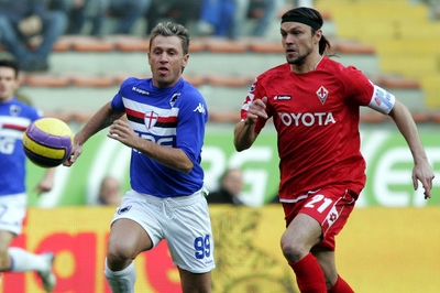 Obránce Fiorentiny Tomáš Ujfaluši (vpravo).