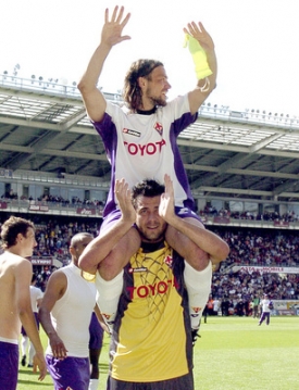 Tom&aacute;&scaron; Ujfalu&scaron;i na ramenou slav&iacute;c&iacute;ch spoluhr&aacute;čů z Fiorentiny.