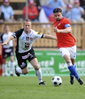 Tomáš Ujfaluši při absenci Rosického plní funkci kapitána týmu.