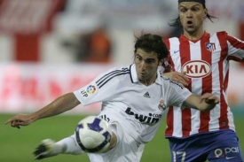 Tomáš Ujfaluši (vpravo) v dresu Atlética Madrid.
