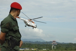 Venezuelské vrtulníky se znaky Mezinárodního výboru Červeného kříže.