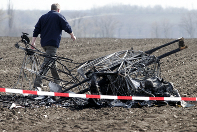 Ohořelé zbytky ultralightu na poli za letištěm, pilot nehodu nepřežil.