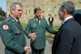 Kolumbijsk&yacute; prezident Uribe (vpravo) a představitel&eacute; arm&aacute;dy