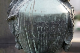 Urna Aloise Rašína na hřbitově u kostela sv. Matěje v Dejvicích.