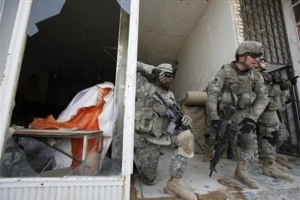 Američtí vojáci po výbuchu bomby v šíitské čtvrti města Sadr.