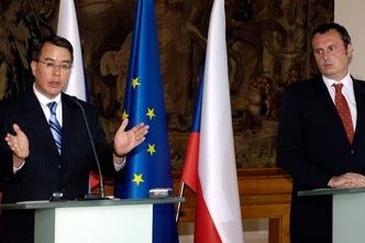 První náměstek ministra zahraničí Tomáš Pojar (vpravo) a vysoký představitel ministerstva zahraničí USA John Rood na tiskové konferenci, která se konala 5. září v Praze po jednání o umístění radarové základny USA v ČR. 