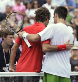 Roger Federer (vlevo) a Novak Djokovič po semifinálovém zápase.