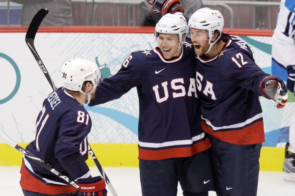 Hokejisté USA se radují z branky v síti Finska.