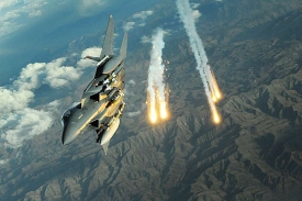 Americk&yacute; F 15E nad Afgh&aacute;nist&aacute;nem.