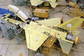 Výroba F-16. Zájemce o vstup do "citlivých" firem USA pečlivě prověří. Výroba F-16. Zájemce o vstup do "citlivých" firem USA pečlivě prověří.