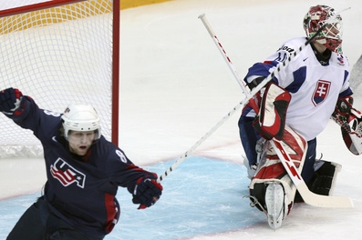 Phill Kessel oslavuje svůj gól do sítě Karola Križana