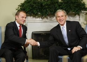 Osa Polsko - USA, Tusk a Bush (vlevo).