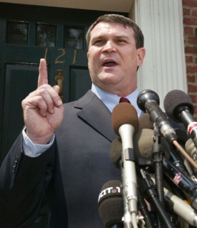 Steven Hatfill na tiskové konferenci roku 2002.