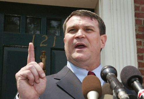 Steven Hatfill na tiskové konferenci roku 2002.