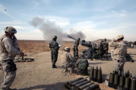 Američt&iacute; voj&aacute;ci cvič&iacute; s afgh&aacute;nsk&yacute;mi kolegy dělostřelbu.