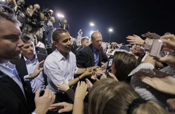 Davy obklopují Obamu ve Springfieldu.