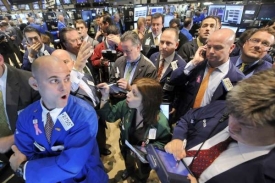 Kyselé tváře na Wall Streetu = úsměvy na tvářích komunistů.