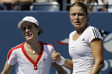 Francouzka Nathalie Dechyová a Ruska Dinara Safinová 