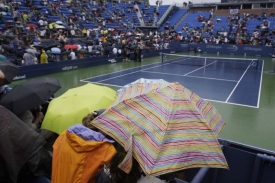 Podmáčený kurt Louise Armstronga na US Open.