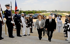 Parkanová a Gates v Pentagonu.