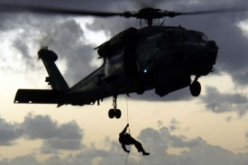 Američtí mariňáci při manévrech. Vrtulník 60-H Sea Hawk.