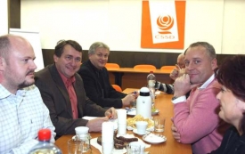 Zde Jiř&iacute; &Scaron;ulc s &uacute;směvem. V koalici mu v&scaron;ak do sm&iacute;chu př&iacute;li&scaron; nen&iacute;.