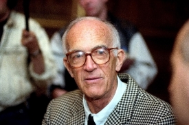 Jörn Utzon , autor opery v Sydney, zemřel ve věku 90 let. Jörn Utzon , autor opery v Sydney, zemřel ve věku 90 let.