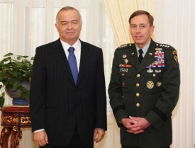 Velící generál Petraeus s uzbeckým prezidentem Karimovem.