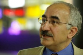 Kurdský lékař a podnikatel Yketa Uzunoglu žaluje Česko. Kurdský lékař a podnikatel Yketa Uzunoglu žaluje Česko.
