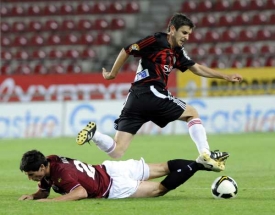 Kamil Vacek ze Sparty Praha (vlevo) a Martin Voz&aacute;bal z Viktorie Žižkov