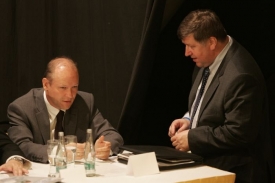 S Vackovou (vpravo) podporou se Ha&scaron;kovy &scaron;ance na zvolen&iacute; hodně pos&iacute;l&iacute;.