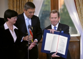 Václav Havel přebírá cenu za jednotu Německa.