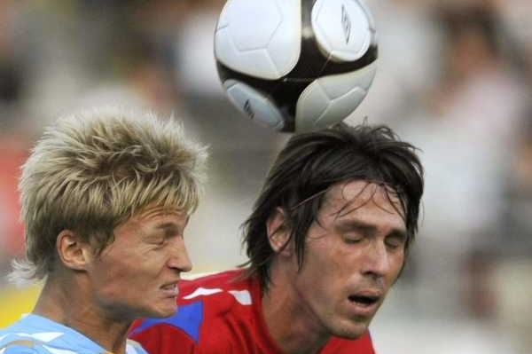 Václav Procházka (vlevo) a Jan Trousil v hlavičkovém souboji.