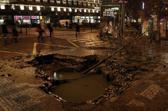 Prasklé potrubí způsobilo propadnutí chodníku na Václavském náměstí. Prasklé potrubí způsobilo propadnutí chodníku na Václavském náměstí.