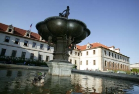 Jedno ze s&iacute;del sen&aacute;tu - Vald&scaron;tejnsk&yacute; pal&aacute;c