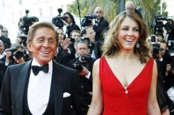 Valentino v doprovodu herečky Lizu Hurley na letošním filmovém festivalu v Benátkách