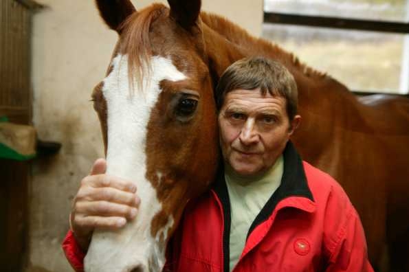 Žokej Josef Váňa. Velkou pardubickou jel 22krát, a prý nekončí.
